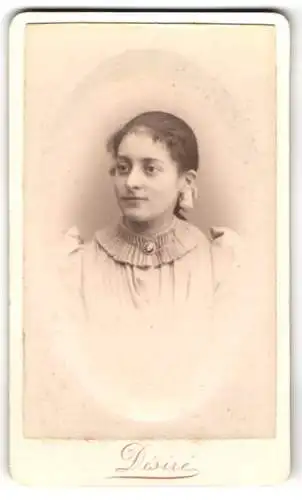 Fotografie Désiré, Paris, 130, Rue du Théatre, Junge Dame mit zurückgebundenem Haar