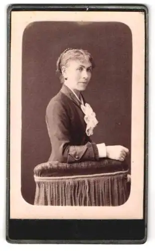 Fotografie L. Charpin, Saint Mihiel /Meuse, Bürgerliche Dame im Kleid
