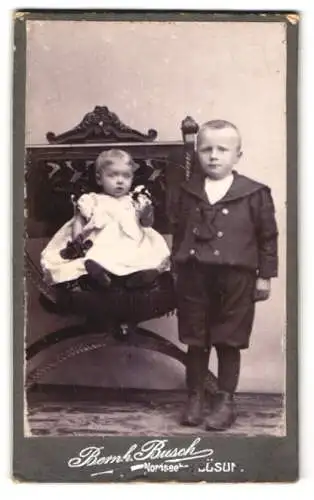 Fotografie Bernh. Busch, Büsum, Ludwig und Gertrid als Kleinkinder im weissen Kleid und schwarzem Hemd
