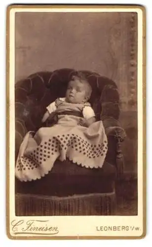 Fotografie C. Fineisen, Leonberg, Eberhard Fritz als kleines Kind im Kleid auf einem Sessel