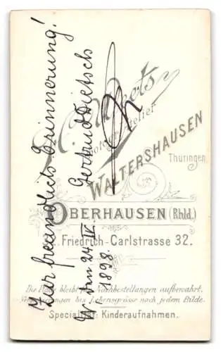 Fotografie H. Weets, Oberhausen, Friedrich-Carlstr. 32, Gertrud Dietsch im weissen Kleid mit Brosche und Rüschen