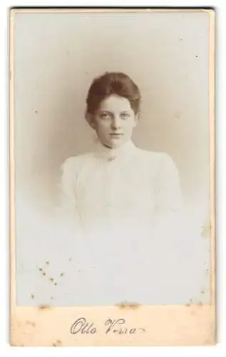 Fotografie Otto Verra, Freienwalde, Schöne junge Klara im weissen Kleid mit zurückgebundenem Haar