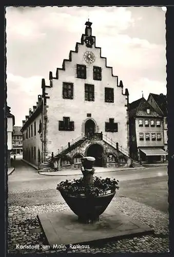 AK Karlstadt / Main, Strassenpartie und Brunnen am Rathaus