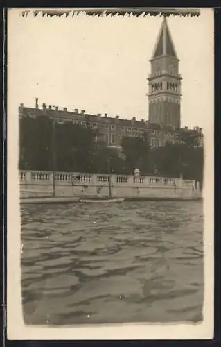 AK Venedig, Blick über das Wasser auf den Ort