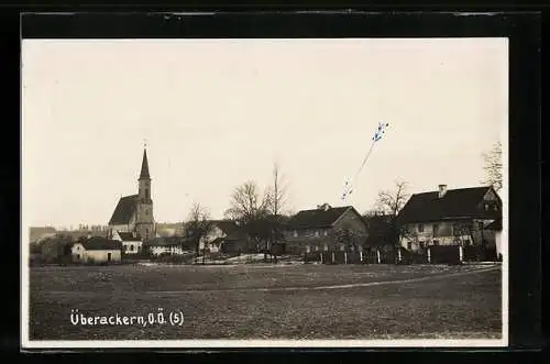 AK Überackern, Ortsansicht mit Kirche