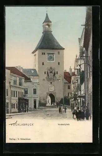 Künstler-AK Vöcklabruck, Vorstadtplatz mit Glockenturm