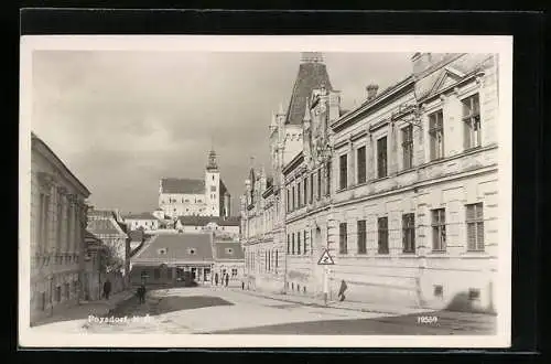 AK Poysdorf /N. Ö., Strassenpartie mit Blick zur Kirche