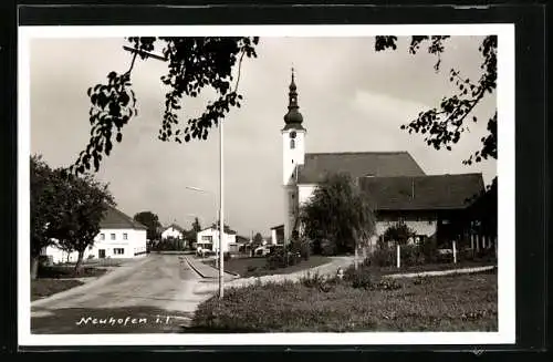 AK Neuhofen i. J., Strassenpartie mit Kirche