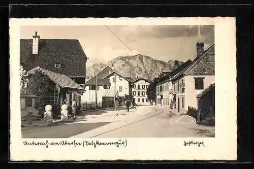 AK Unterach am Attersee, Strassenansicht mit Passanten