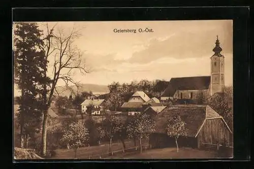 AK Geiersberg /O.-Öst., Ortspartie mit Kirche und Bergpanorama