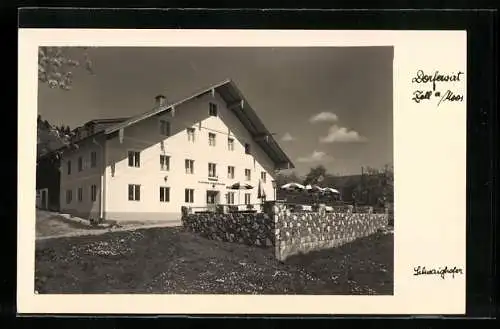 AK Zell a. Moos, Gasthaus Dorferwirt mit Strasse und ummauerter Terrasse