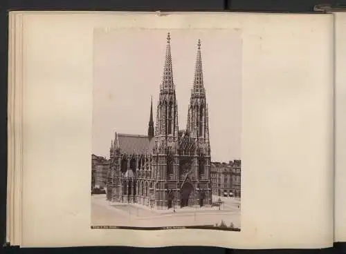 Fotoalbum mit 49 Fotografien, Ansicht Wien, Schönbrunn, Innerer Burgplatz, Rathaus, Stefanskirche, Opernring, Graben