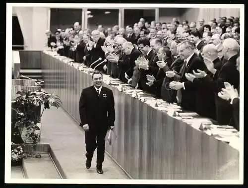 Fotografie Leonid Breschnew zu Besuch in Berlin 1967, Genossen applaudieren