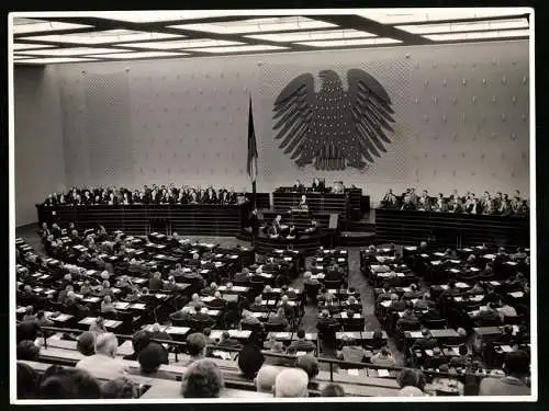 Fotografie unbekannter Fotograf, Ansicht Bonn, Bundeskanzler Konrad Adenauer hält Rede zur Regierungserklärung 1953