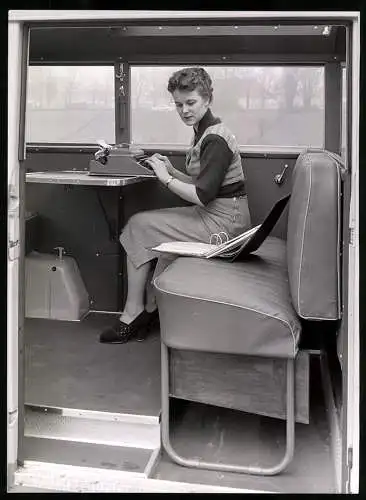 Fotografie Lastwagen / Autobus, Sekretärin mit Triumph-Schreibmaschine im Transporter sitzend