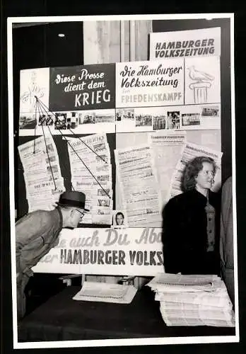 Fotografie Ansicht, Hamburg, Hamburger Volkszeitung 1958, Diese Presse dient dem Krieg, Volkszeitung im Friedenskampf