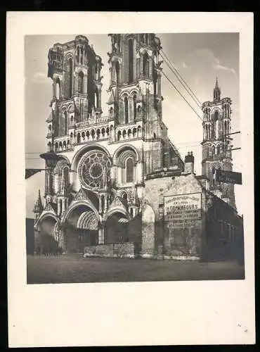 Fotografie Ansicht Laon, Deutsche Soldaten vor der Kathedrale, 1.WK