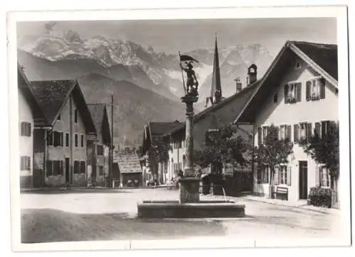 Fotografie unbekannter Fotograf, Ansicht Partenkirchen, Platz mit Denkmal vor dem Wettersteinmassiv