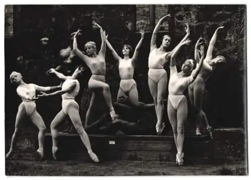 Fotografie unbekannter Fotograf, Ansicht Halle / Saale, hübsche Tänzerinnen im knappen Kostüm während einer Vorführung
