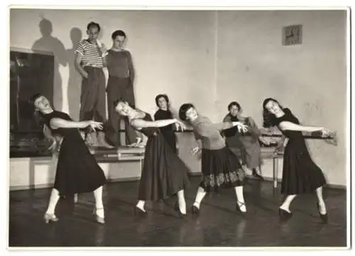 Fotografie H. P. Beyer, Halle / Saale, Ausdruckstanz, junge Tänzerinnen bei einer Vorführung
