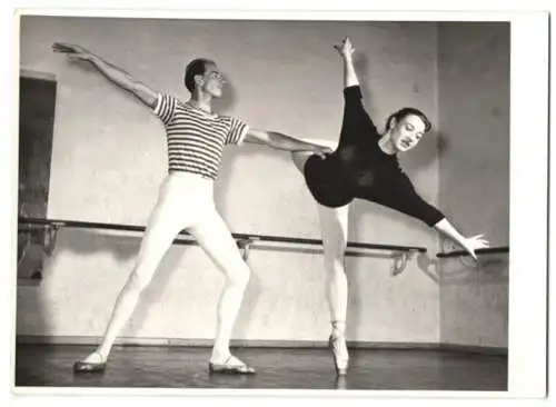 Fotografie H. P. Beyer, Halle / Saale, Tanzpaar Ballerina & Ballerino üben Choreographie eines Tanzes
