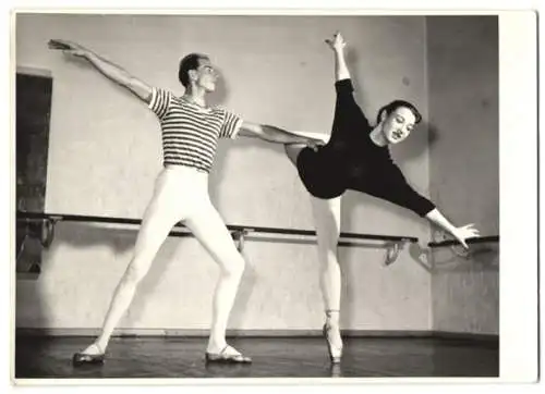Fotografie H. P. Beyer, Halle / Saale, Tänzerin Ballerina & Tanzpartner Ballerino im Tanzstudio