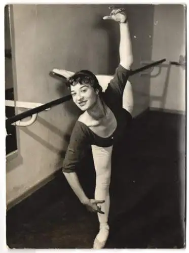Fotografie Schmidt, Pressefoto Freiheit, hübsche junge Tänzerin Ballerina übt Tanzschritte & Figuren