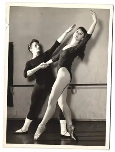Fotografie Tanzpaar Ballerina & Ballerino während einer Tanzübung