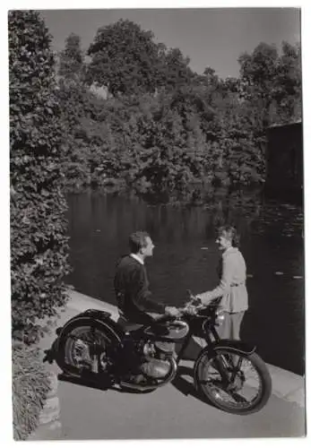 Fotografie Motorrad DKW, Paar mit Krad am Ufer eines Mühlenteiches