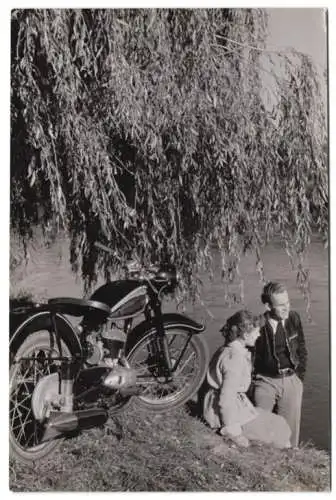 Fotografie Motorrad DKW, Paar mit Krad bei einem Ausflug zum See