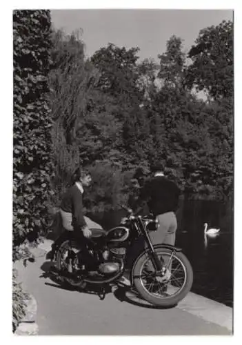 Fotografie Motorrad DKW, junge Frau und Bursche mit Krad am Teichufer