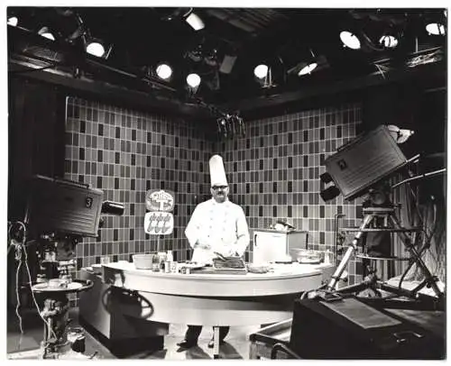 Fotografie TV-Koch während der Aufnahmen im Fernseh-Studio