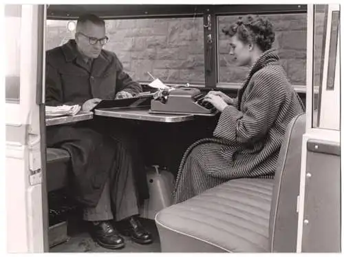 Fotografie Sekretärin mit Triumph Schreibmaschine im Autobus / Transporter sitzend