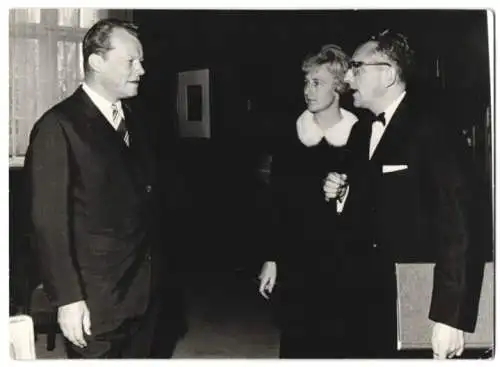 Fotografie Bundeskanzler Willy Brandt bei einem Empfang