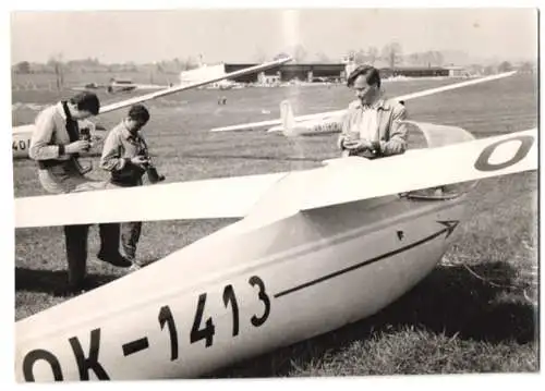 Fotografie Segelflug, Segelflugzeug Kennung OK-1413 auf einem Flugplatz