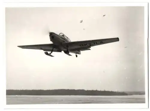 Fotografie Flugzeug Zlin Kennung OK-JLA, Niederdecker Propellermaschine mit Kufen
