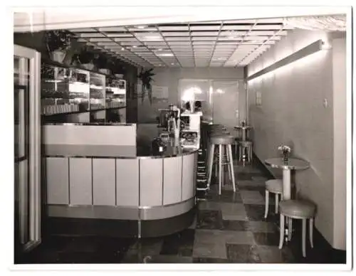 Fotografie unbekannter Fotograf, Ansicht Tiengen, Milchbar in einer ehemaligen Metzgerei in der Altstadt 1954