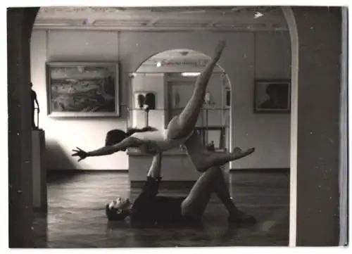 Fotografie Tanzpaar Ballerina & Ballerino während einer Vorführung in einer Kunst-Gallerie