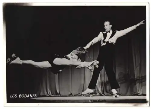 Fotografie Les Bodani's, Akrobaten-Paar auf Rollschuhen während einer Vorführung