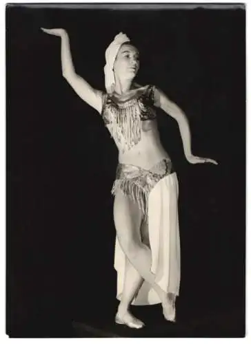 Fotografie H. P. Beyer, Halle, hübsche exotische Bauchtänzerin im Bühnenkostüm