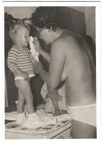Fotografie Mutterglück, halb nackte Mutter putzt ihrem Kind die Nase