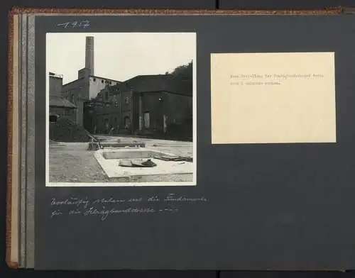 2 Fotoalben mit 89 Fotografien, Ansicht Reichenbach i.Vogtland, VEB Textilveredlungswerk, Werksansicht, 1957