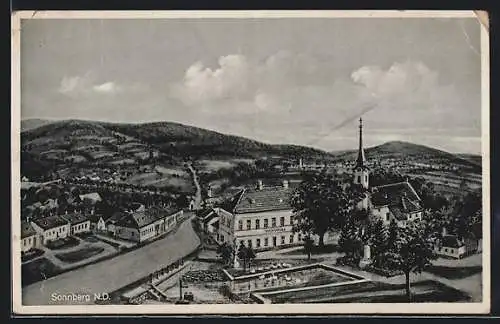 AK Sonnberg /N.D., Ortsansicht mit Kirche und Volksschule