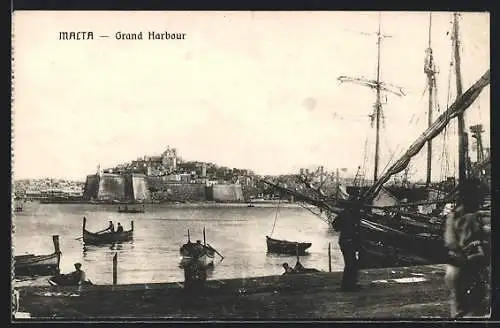 AK Malta, Grand Harbour, Blick vom Hafen zur Festung