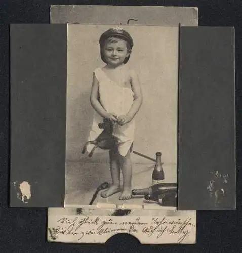 Mechanische-AK Kleiner Junge mit zwei Sektflaschen und Spielzeug