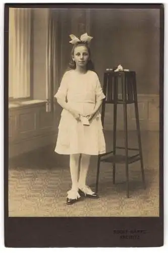 Fotografie Adolf Gampe, Kreibitz, Kommunion-Mädchen mit weisser Haarschleife und Gesangbuch