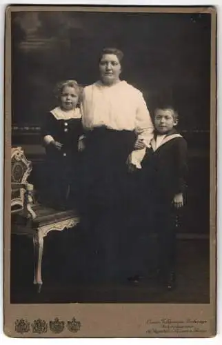 Fotografie Oscar Tellgmann, Eschwege, Mutter in weisser Bluse mit zwei kleinen Jungen in Matrosenanzügen