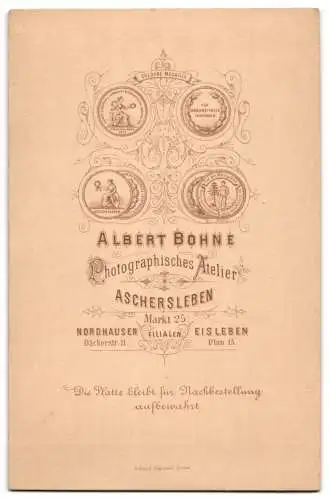 Fotografie A. Bohne, Aschersleben, Markt 25, Älterer bartloser Herr mit langen Koteletten und strähnigem Haar