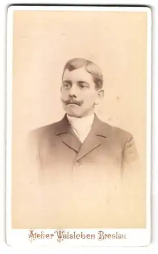 Fotografie E. Walsleben, Breslau, Zwingerstr. 24, Elegant gekleideter Herr mit Schnauzbart