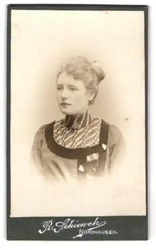 Fotografie R. Schiewek, Nordhausen, Töpferstr. 1, Junge Dame mit Hochsteckfrisur und Kragenbrosche
